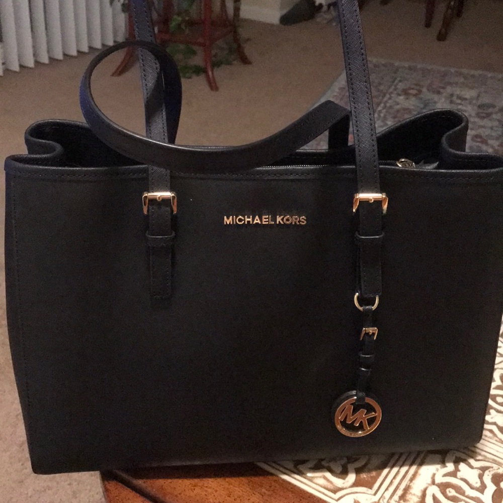 Michael kors purse it’s new never been used,